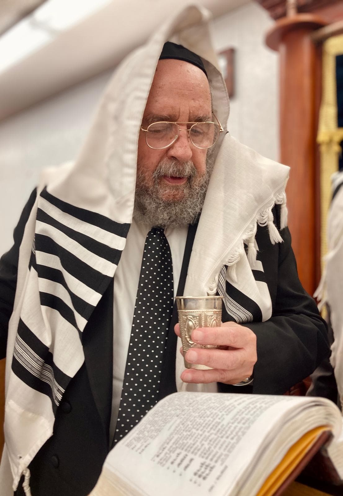 Rabbi Zweig making Kiddush